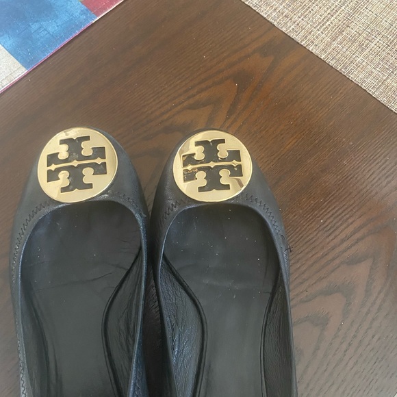 Tory burch flats some where in tear on heel but otherwise good - Picture 2 of 2